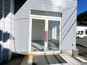 <img src="file:///C:/Users/Owner/Documents/11540n/11540sdn.jpg" width="220" height="295" border="0" alt="【宮崎県日南市南郷町リニュアル売り家】|宮崎不動産情報|宮崎|建物|住宅|tate65|11540 1階玄関写真 売り家|フルリフォーム不動産|売り住宅 こゆプランニング">