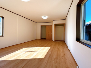 <img src="file:///C:/Users/Owner/Documents/11540n/11540sdn.jpg" width="220" height="295" border="0" alt="【宮崎県日南市南郷町リニュアル売り家】|宮崎不動産情報|宮崎|建物|住宅|tate65|11540 2階洋間写真1新 売り家|フルリフォーム不動産|売り住宅 こゆプランニング">