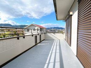 【宮崎市学園木花台南1丁目専門業者のリニュアル人気の3階建て売り家】 宮崎不動産情報 宮崎 中古 建物 住宅 tate24 不動産情報売り家11689 広々バルコニー写真 こゆプランニング不動産