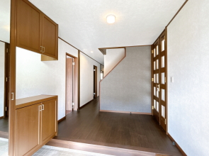 【宮崎市学園木花台南1丁目専門業者のリニュアル人気の3階建て売り家】 宮崎不動産情報 宮崎 中古 建物 住宅 tate24 不動産情報売り家11689 玄関ホール写真 こゆプランニング不動産