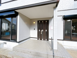 【宮崎市学園木花台南1丁目専門業者のリニュアル人気の3階建て売り家】 宮崎不動産情報 宮崎 中古 建物 住宅 tate24 不動産情報売り家11689 玄関写真n こゆプランニング不動産