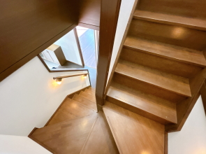 【宮崎市学園木花台南1丁目専門業者のリニュアル人気の3階建て売り家】 宮崎不動産情報 宮崎 中古 建物 住宅 tate24 不動産情報売り家11689 階段写真 こゆプランニング不動産