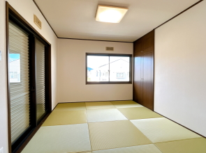 【宮崎市学園木花台南1丁目専門業者のリニュアル人気の3階建て売り家】 宮崎不動産情報 宮崎 中古 建物 住宅 tate24 不動産情報売り家11689 2階和室写真 こゆプランニング不動産