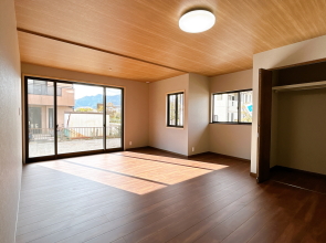 【宮崎市学園木花台南1丁目専門業者のリニュアル人気の3階建て売り家】 宮崎不動産情報 宮崎 中古 建物 住宅 tate24 不動産情報売り家11689 1階洋間写真 こゆプランニング不動産